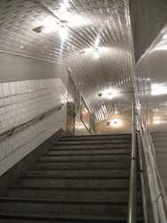 zona de escaleras con azulejos blancos en Chamberí