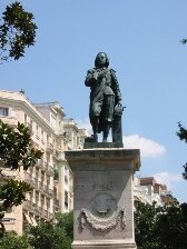 estatua de Murillo delante de la entrada al Jardón Botánico