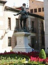 Estatua de Alvaro de Baztán
