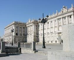 Fachada hacia la plaza de Oriente del Palacio Real