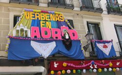 balcón adornado para las fiestas de la Paloma