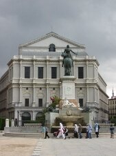 estatua ecuestre de Felipe IV delante del Teatro Real