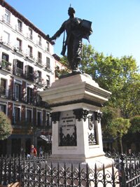 estatua de Eloy Gonzalo en la plaza de Cascorro